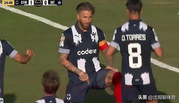 裁判专家:拉莫斯肘部侵占皮球运行空间应给点球 裁判专家:拉莫斯肘部侵占皮球运行空间应给点球